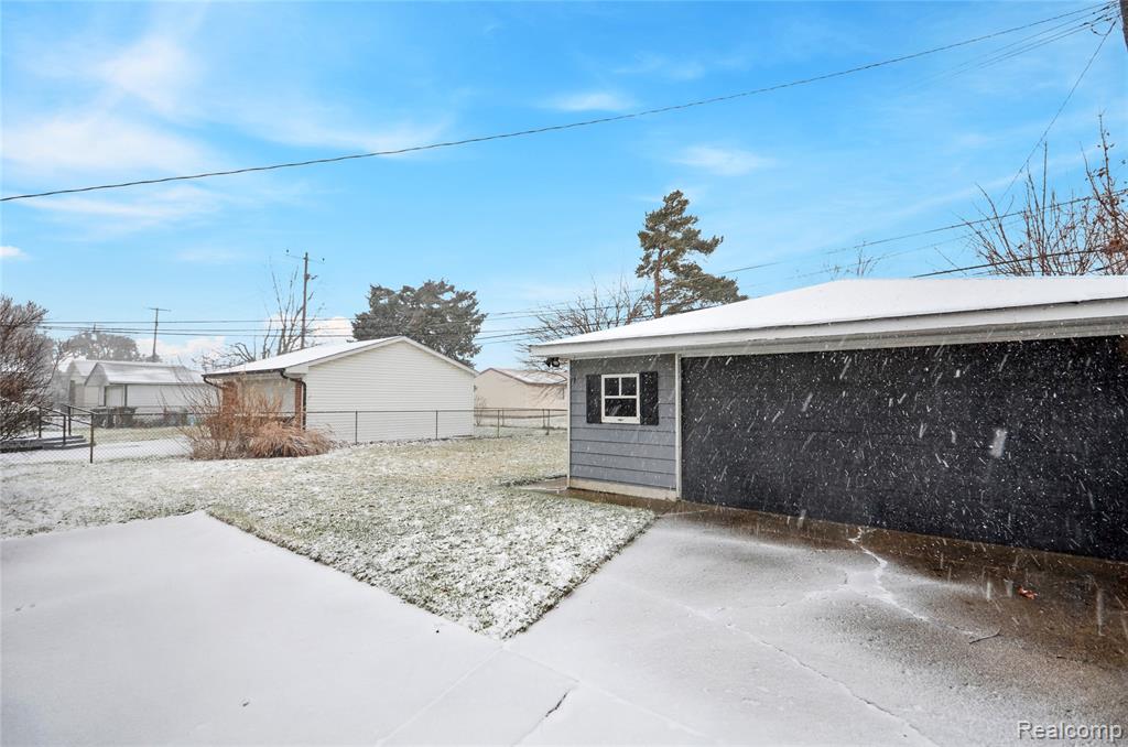 9015 Headley Drive, Sterling Heights, MI 48314 — Photo 25