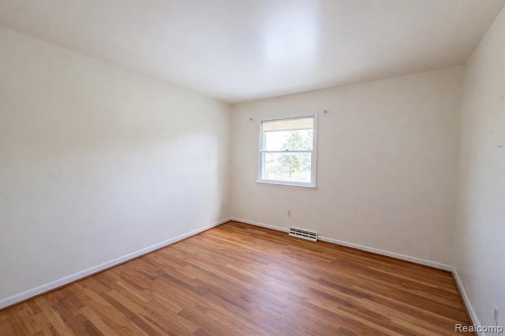 8276 Appleway Drive, Grand Blanc, MI 48439 — Photo 33