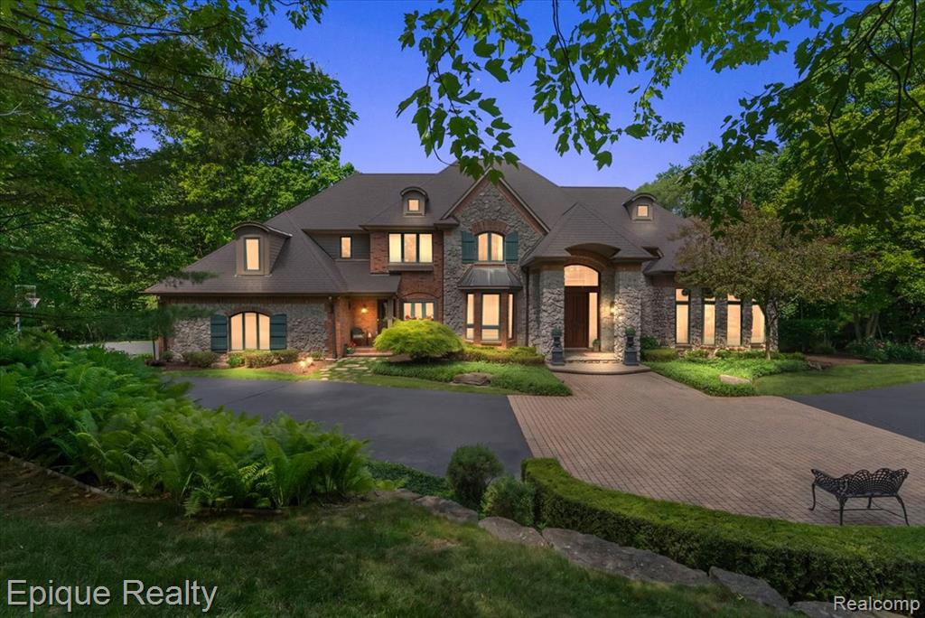 7662 Devins Ridge, Clarkston, MI 48348 — front exterior