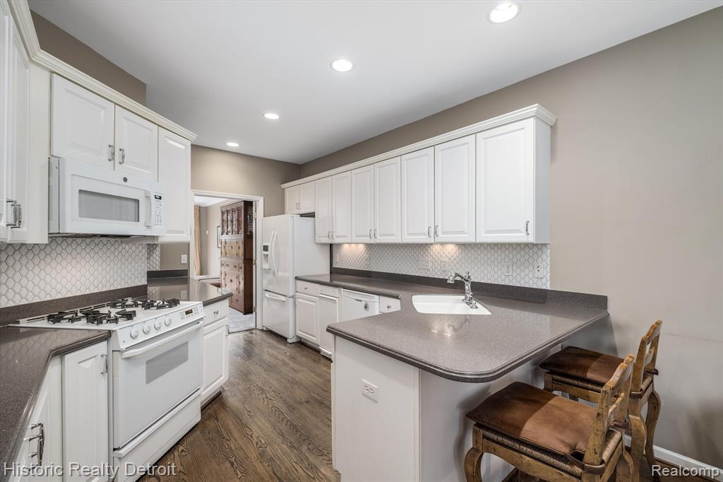 203 WINDWARD Court, 22, Detroit, MI 48207 — Photo 10