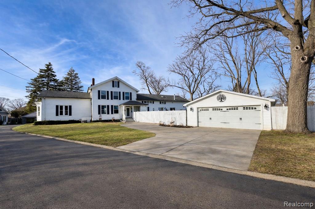 549 Grixdale Lane, Waterford, MI 48328 — Photo 2