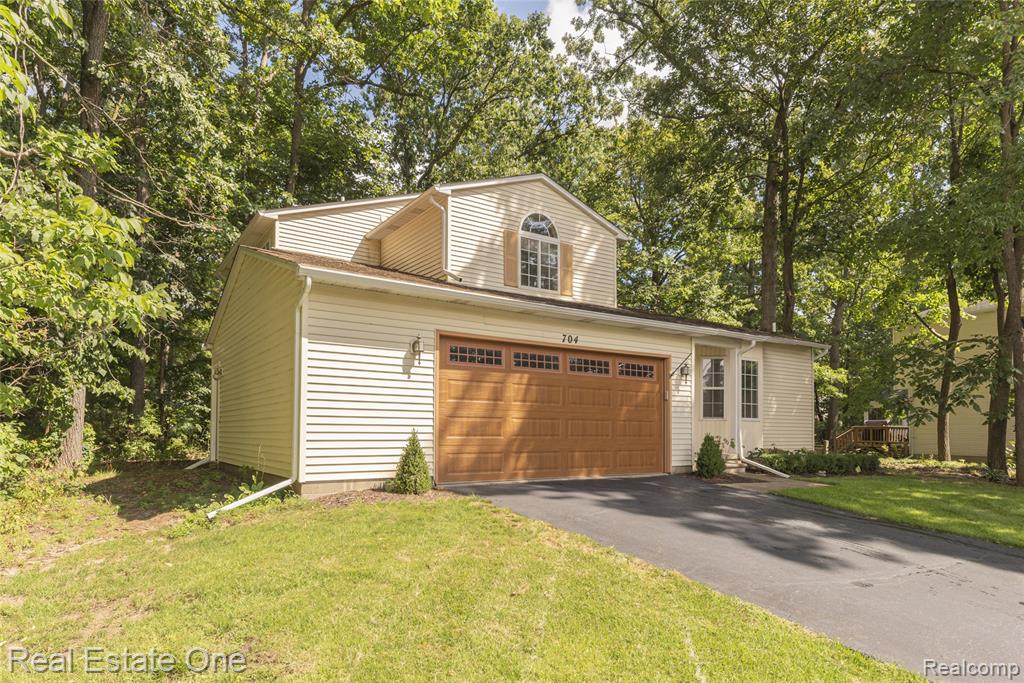 704 Grand Court, South Lyon, MI 48178 — Photo 2