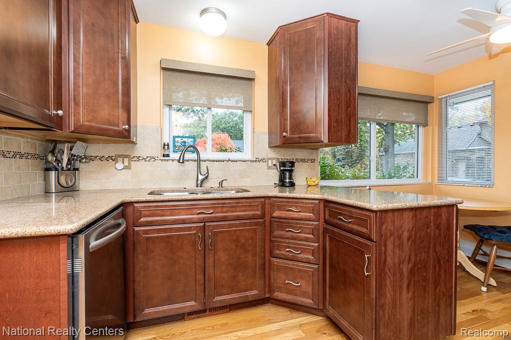 837 Dakota, Rochester Hills, MI 48307 — Photo 13