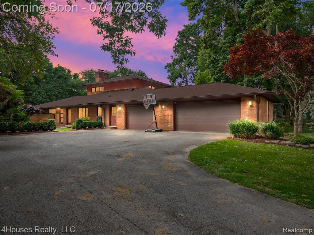 5717 Sussex Drive, Troy, MI 48098 — front exterior