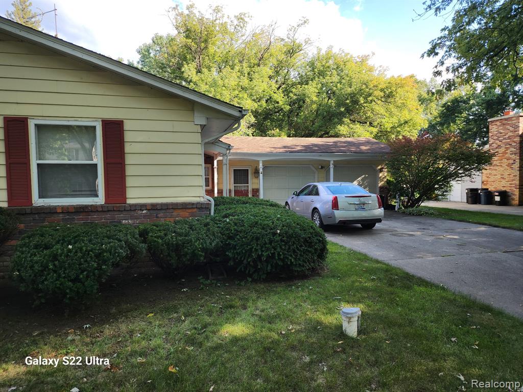 2340 Pineview Court, Flushing, MI 48433 — Photo 2