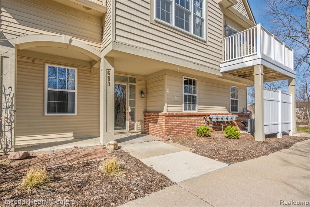 693 ABBINGTON Court, Howell, MI 48843 — Photo 2