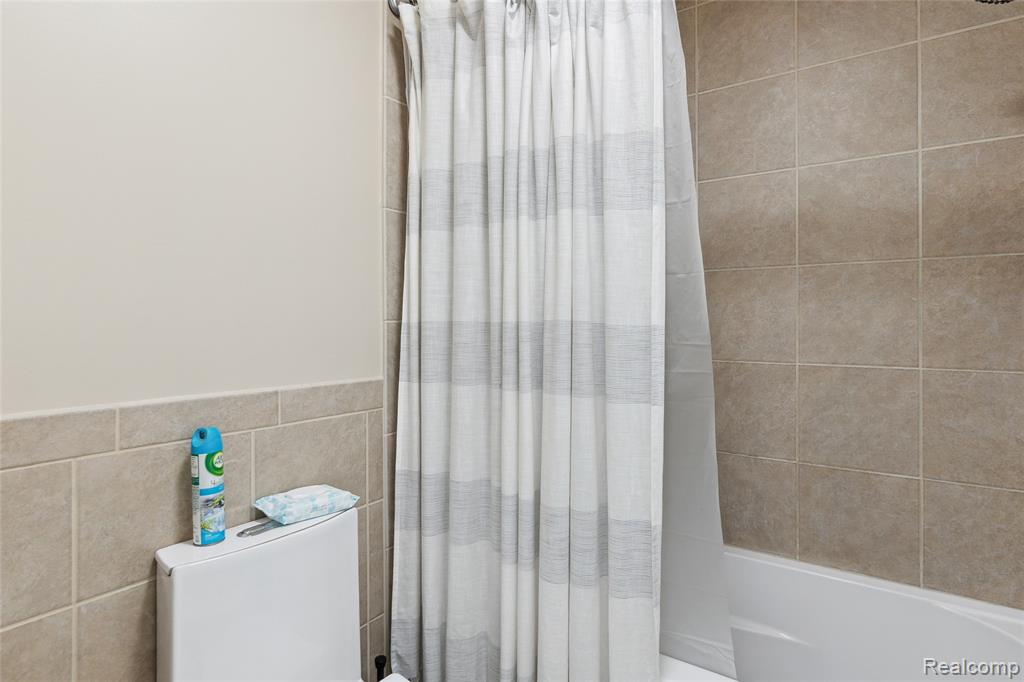 418 Greenan Lane, Lake Orion, MI 48362 — Photo 33