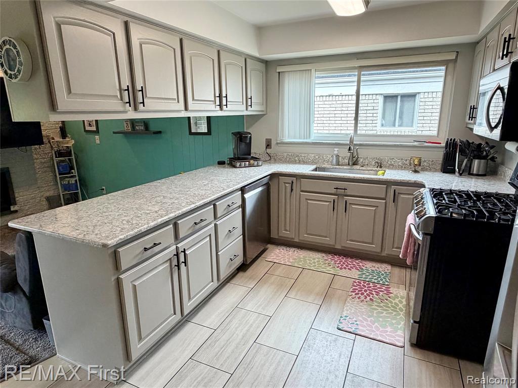 39641 Edgemont Drive, Sterling Heights, MI 48310 — Photo 8