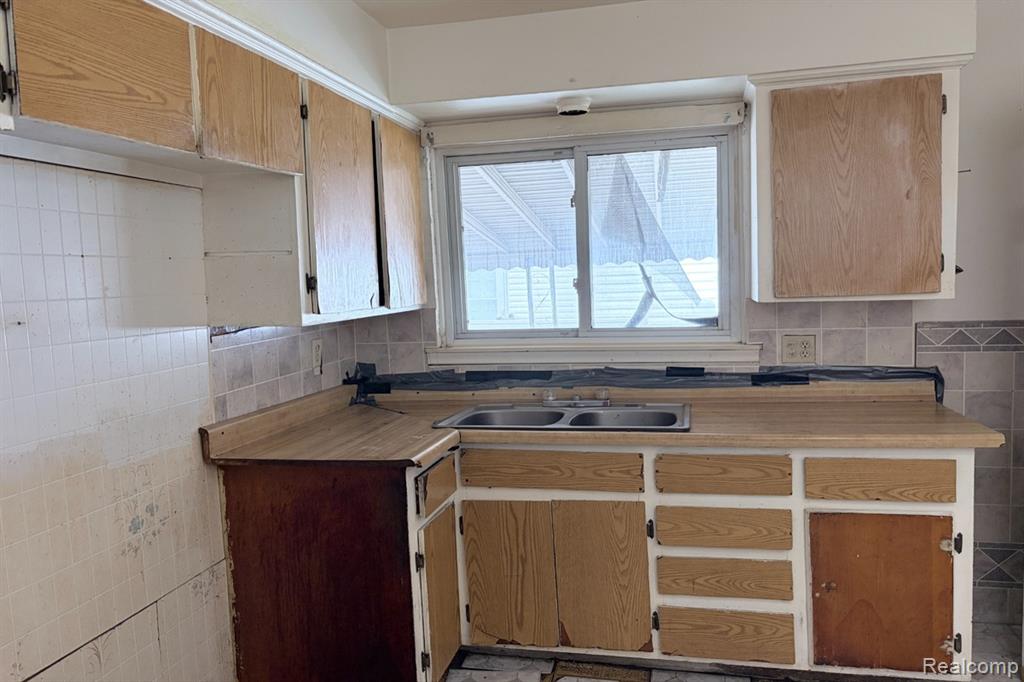 9377 Bessemore Street, Detroit, MI 48213 — Photo 8