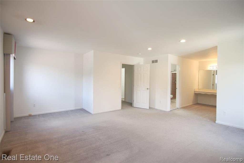 5590 GREENBRIAR Drive, West Bloomfield, MI — Photo 21