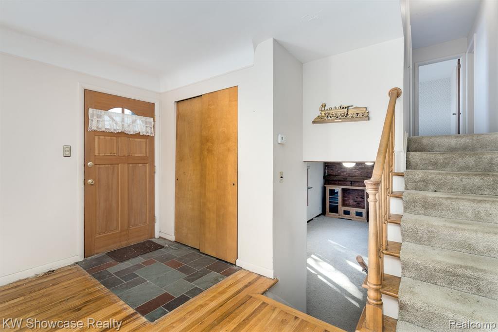 5274 Cooley Lake Road, Waterford, MI 48327 — Photo 16
