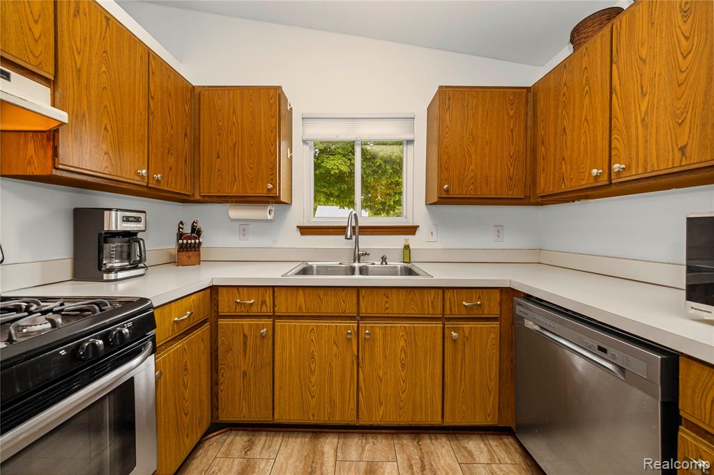 9085 Deering Street, Livonia, MI 48150 — Photo 15