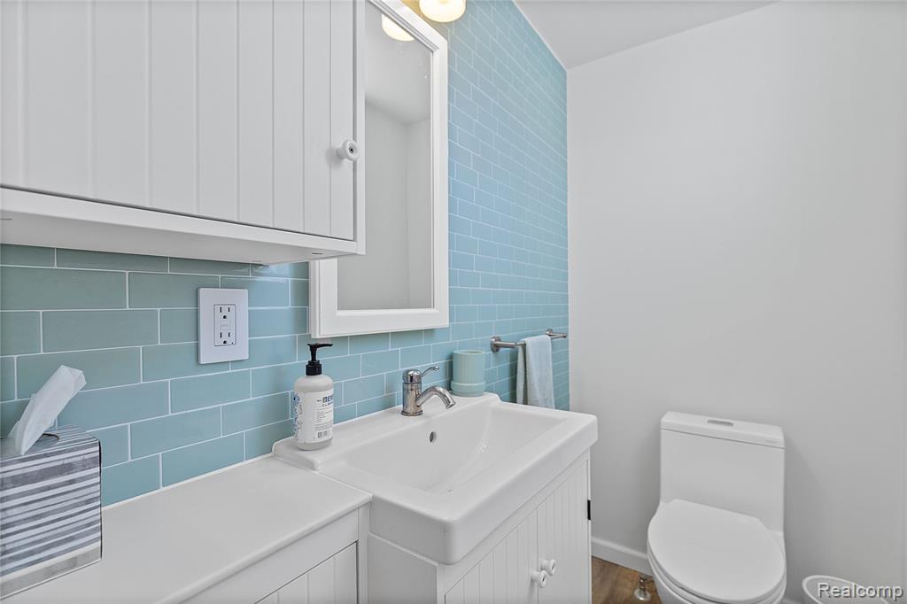 922 Canterbury Drive, Madison Heights, MI 48071 — Photo 14