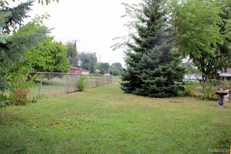 907 Farnham Avenue, Lincoln Park, MI 48146 — Photo 12