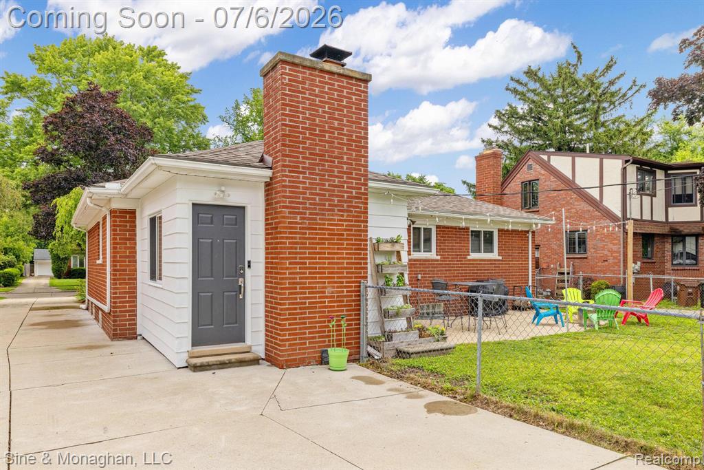 977 ROSLYN Road, Grosse Pointe Woods, MI 48236 — Photo 37