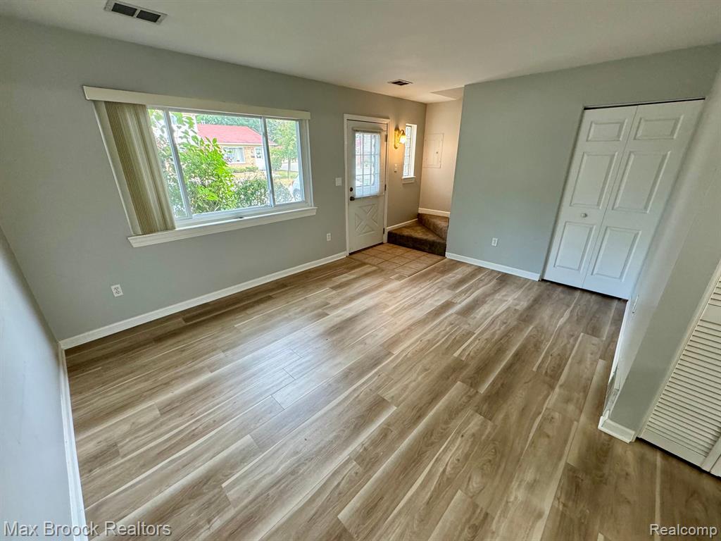 1407 LAUREL VALLEY Drive, Waterford, MI 48327 — Photo 3