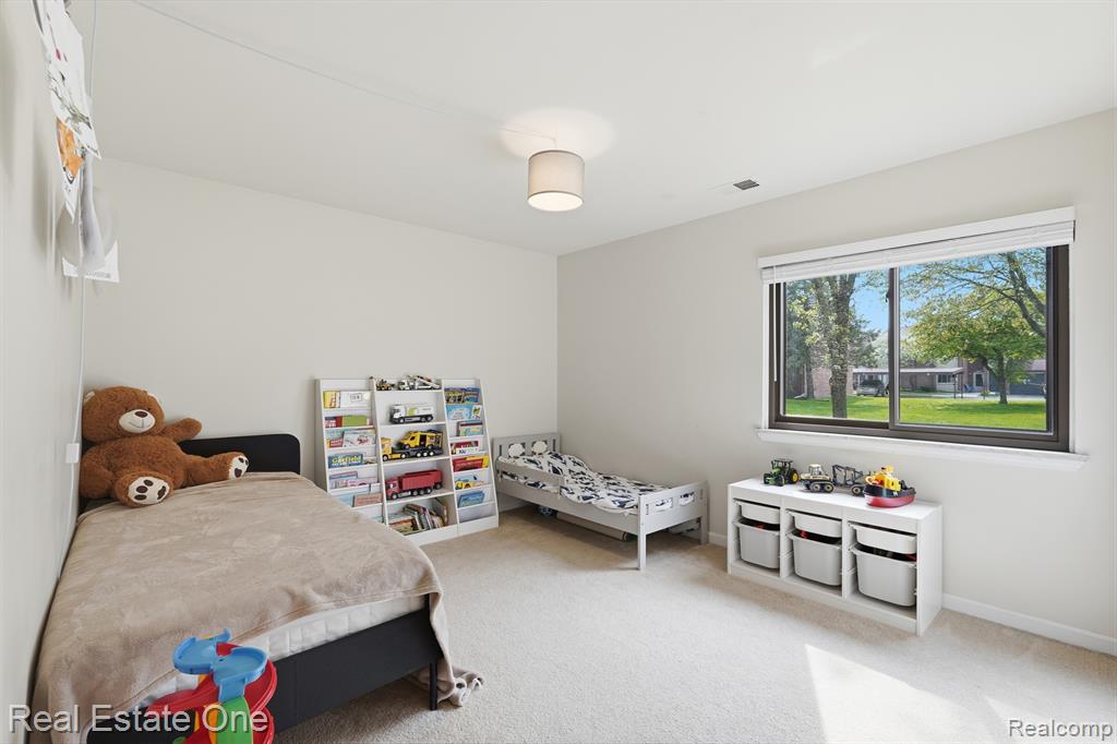 33547 Pondview Circle, 130, Livonia, MI 48152 — Photo 19