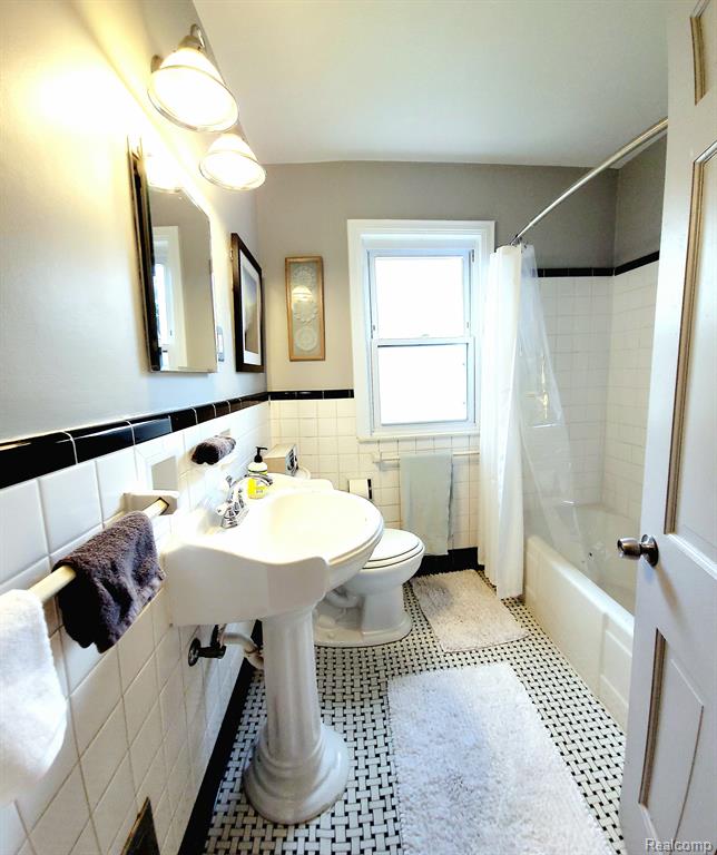 581 ANTOINE Street, Wyandotte, MI 48192 — Photo 24