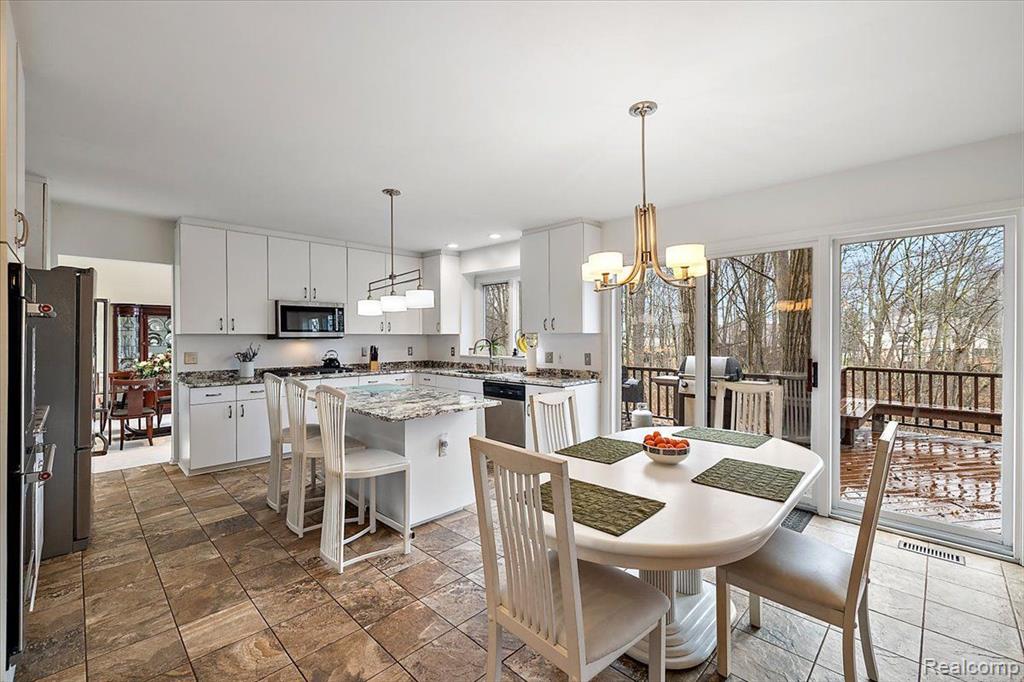6988 LAKEMONT Circle, West Bloomfield, MI 48323 — Photo 15