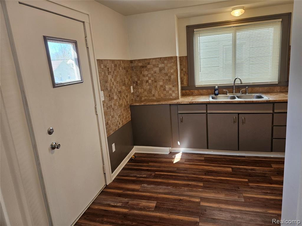 621 W Atherton Road, Flint, MI 48507 — Photo 8