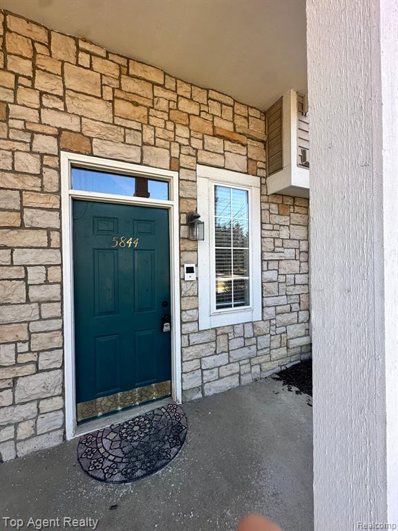 5844 PINE AIRES Drive, Sterling Heights, MI 48314 — Photo 2