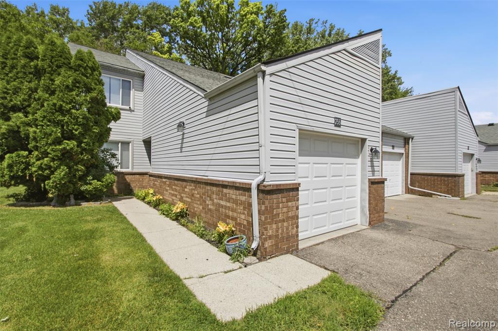 735 Claire Pointe Circle, Saint Clair Shores, MI 48081 — front exterior