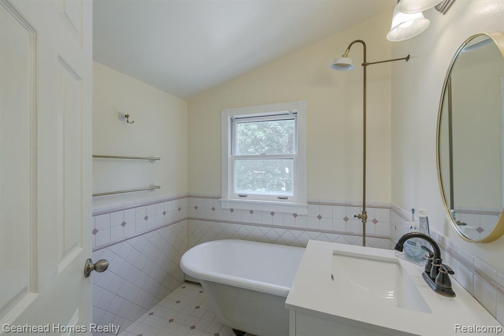 6296 Elizabeth Lake Road, Waterford, MI 48327 — Photo 44
