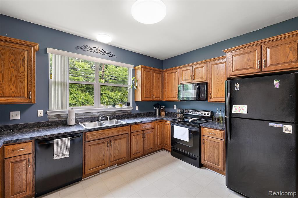 19208 W 11 Mile Road, Lathrup Village, MI 48076 — Photo 28