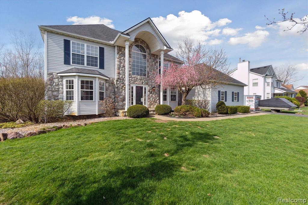 4045 FOREST EDGE Drive, Commerce Twp, MI 48382 — Photo 2