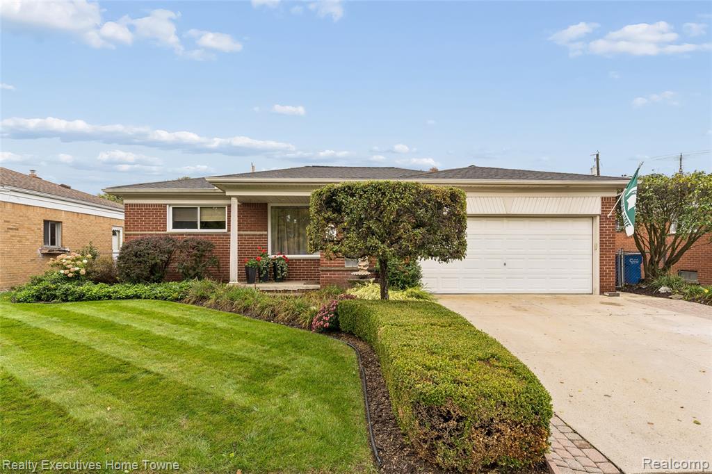 11460 Applewood Drive, Warren, MI 48093