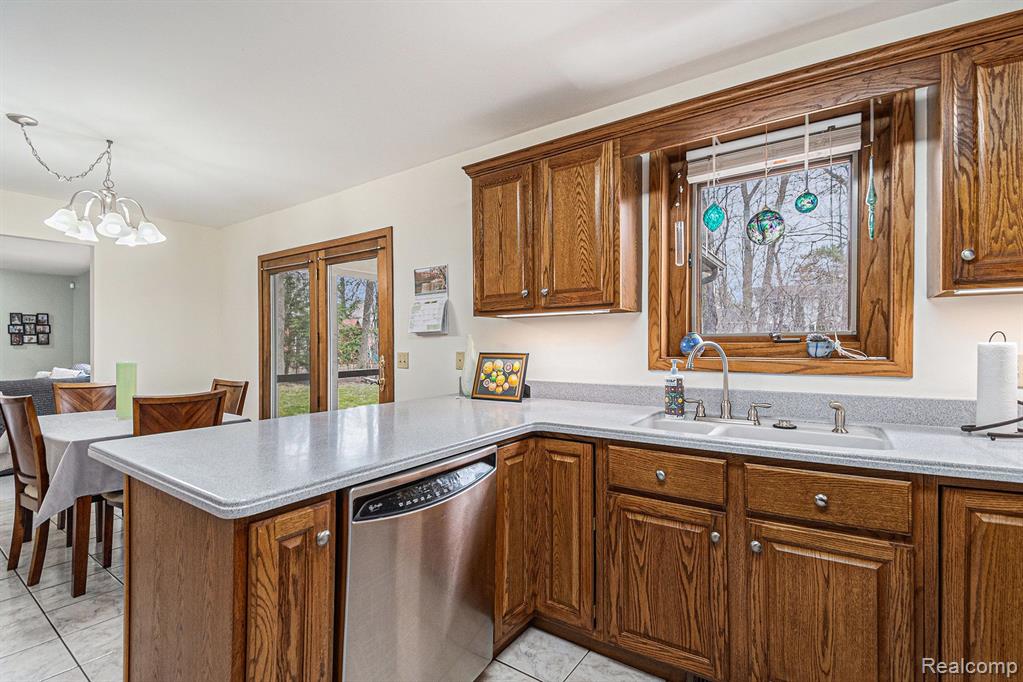 5102 FOXPOINT Circle, Midland, MI 48642 — Photo 10