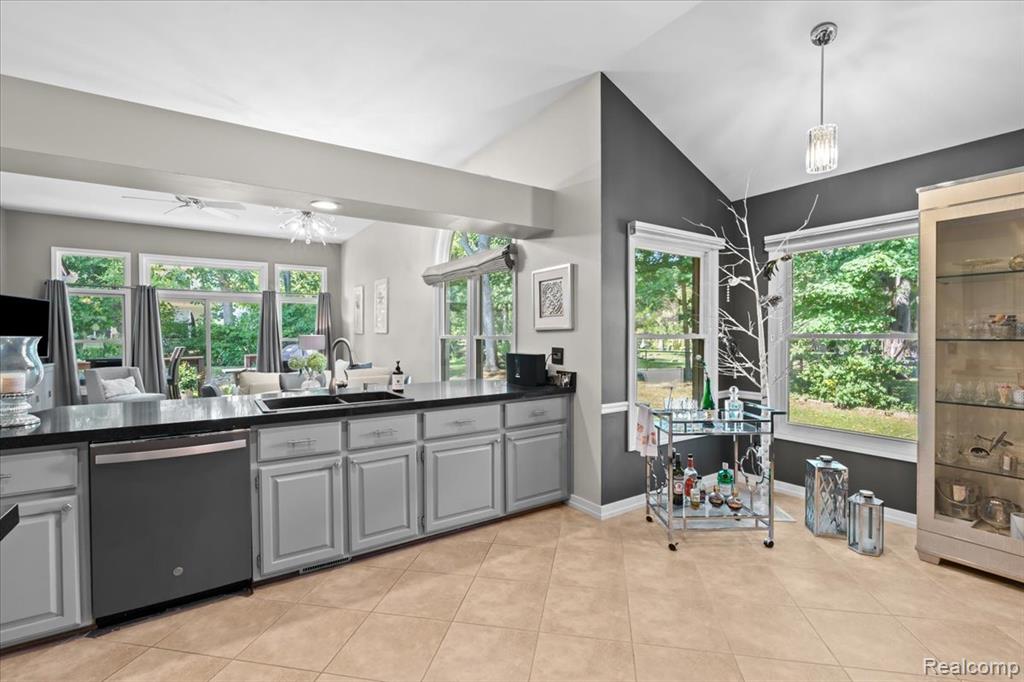 657 WOODSIDE Drive, Milford, MI 48381 — Photo 14