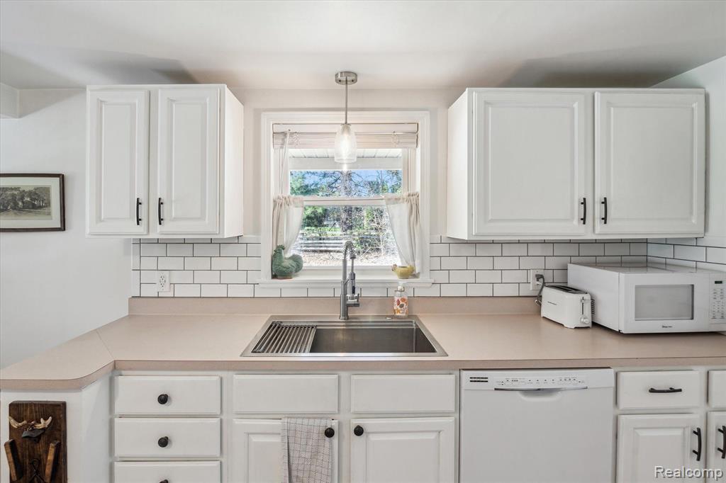 7847 HERBST Road, Brighton, MI 48114 — Photo 12