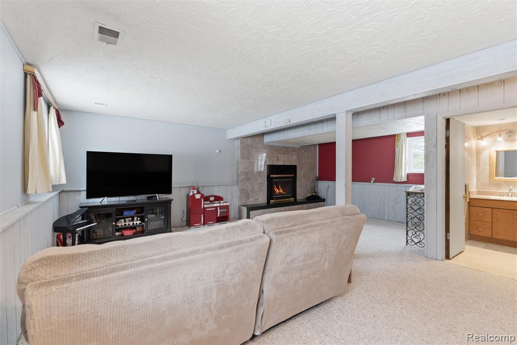 724 W Oxhill Drive, White Lake, MI — Photo 23