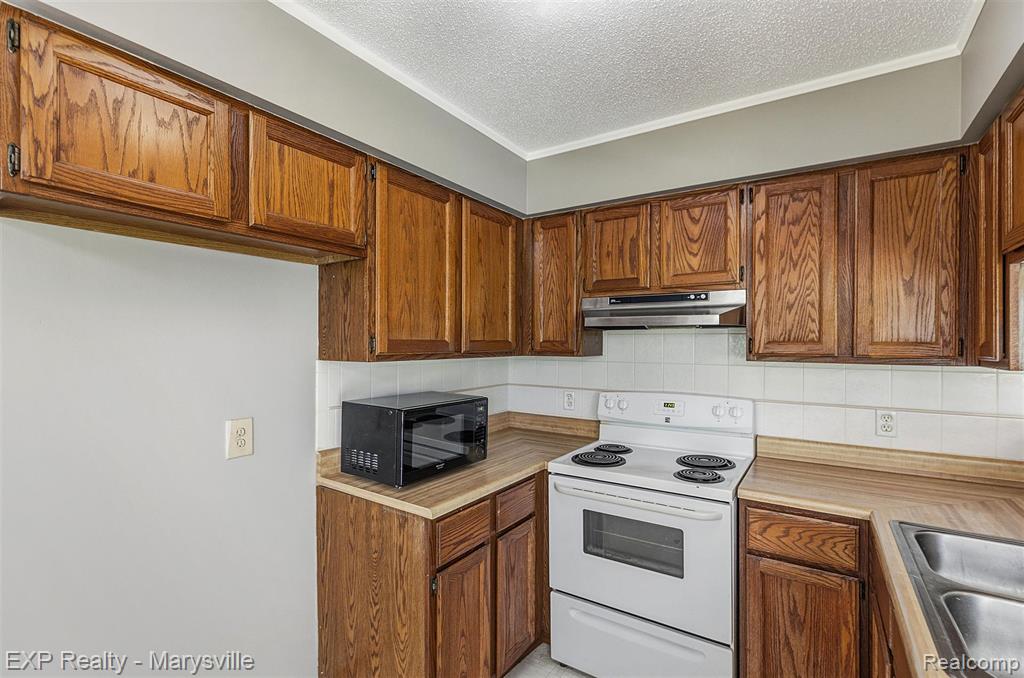 12265 Hough Road, Memphis, MI — Photo 12