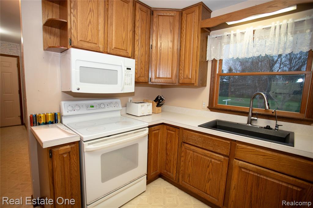 246 Nicklas Court, Oxford, MI 48371 — Photo 22