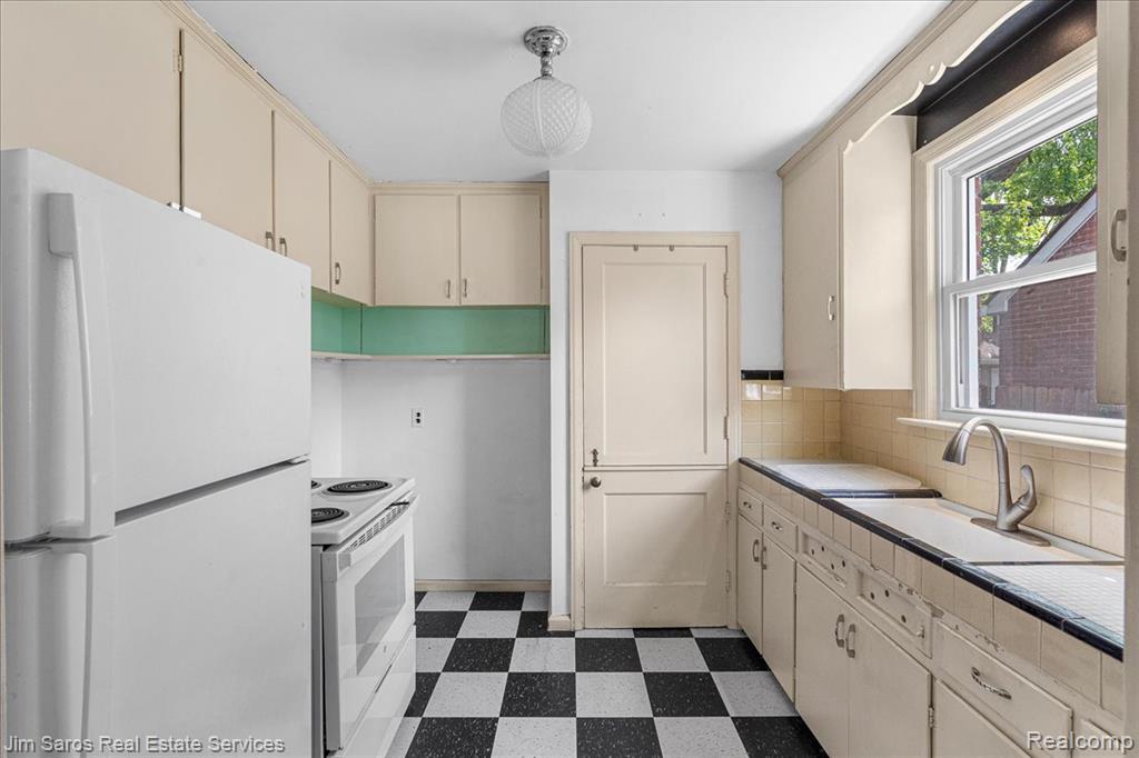 23240 Forest Street, Oak Park, MI 48237 — Photo 4