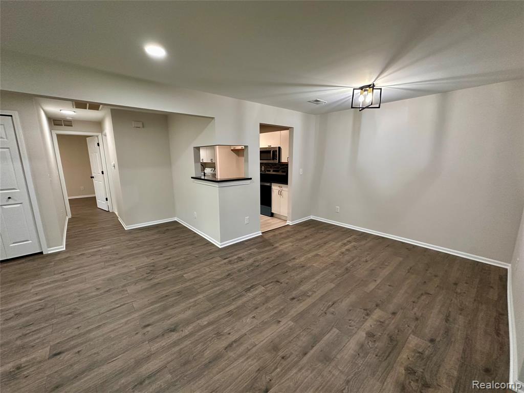 5484 Pine Aires Drive, Sterling Heights, MI 48314 — Photo 9