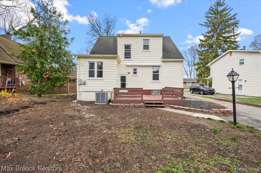 1449 Oakwood Street, Sylvan Lake, MI 48320 — Photo 27