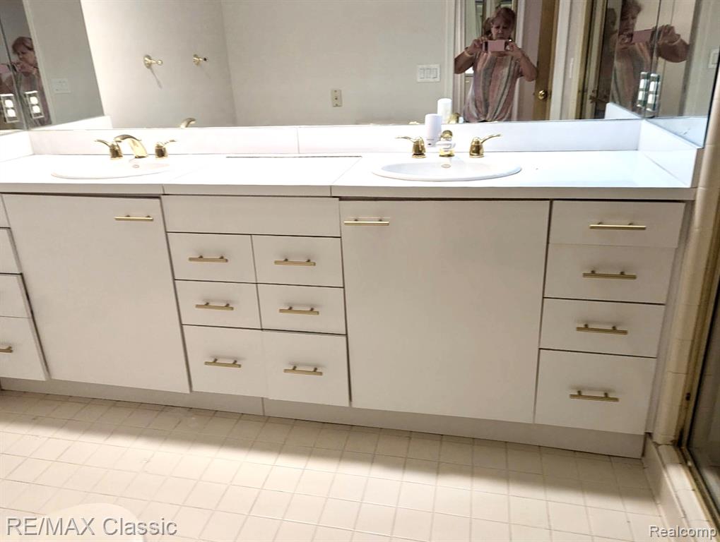 7663 Danbury Circle, West Bloomfield, MI — Photo 14