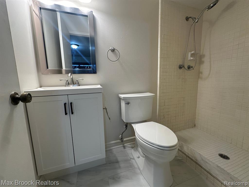 647 E FOX HILLS Drive, Bloomfield Hills, MI 48304 — Photo 17
