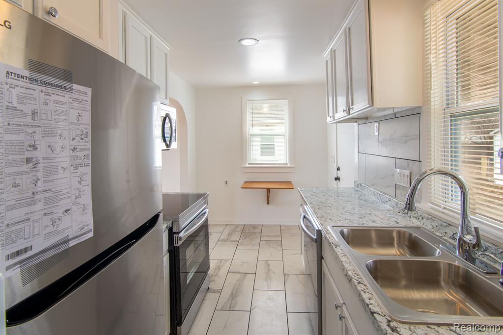 651 N IVANHOE Avenue, Ypsilanti, MI 48198 — Photo 8