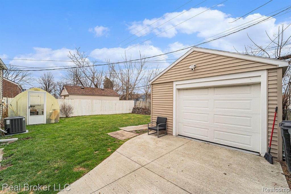 540 E CHESTERFIELD Street, Ferndale, MI 48220 — Photo 15