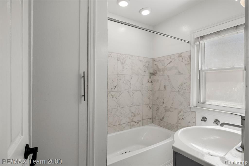 421 GARDENDALE Street, Ferndale, MI 48220 — Photo 25