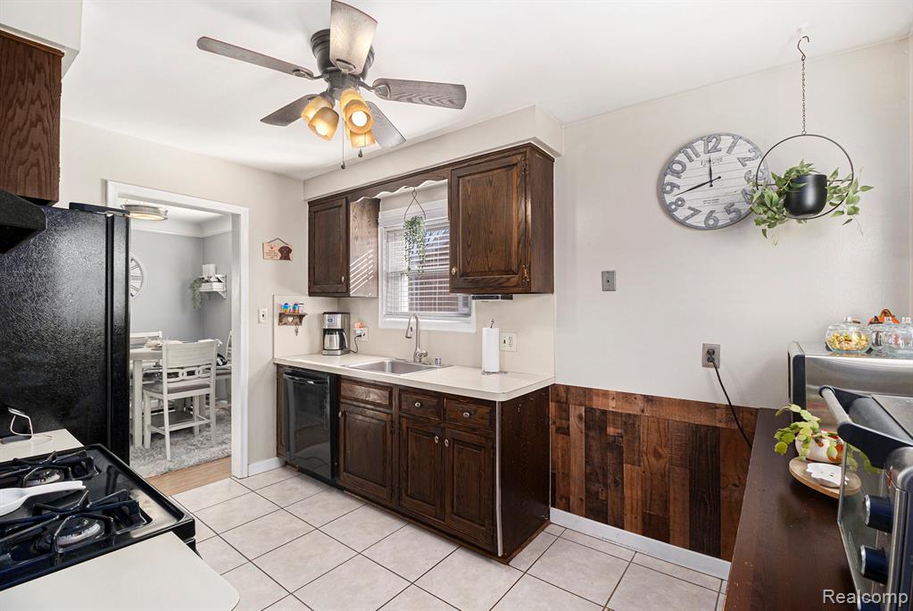 8455 Salem Lane, Dearborn Heights, MI 48127 — Photo 11