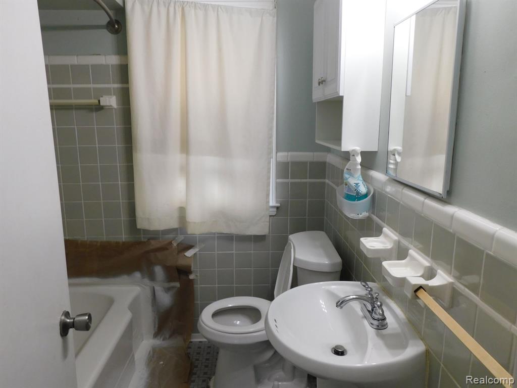 813 E MUIR Avenue, Hazel Park, MI 48030 — Photo 8