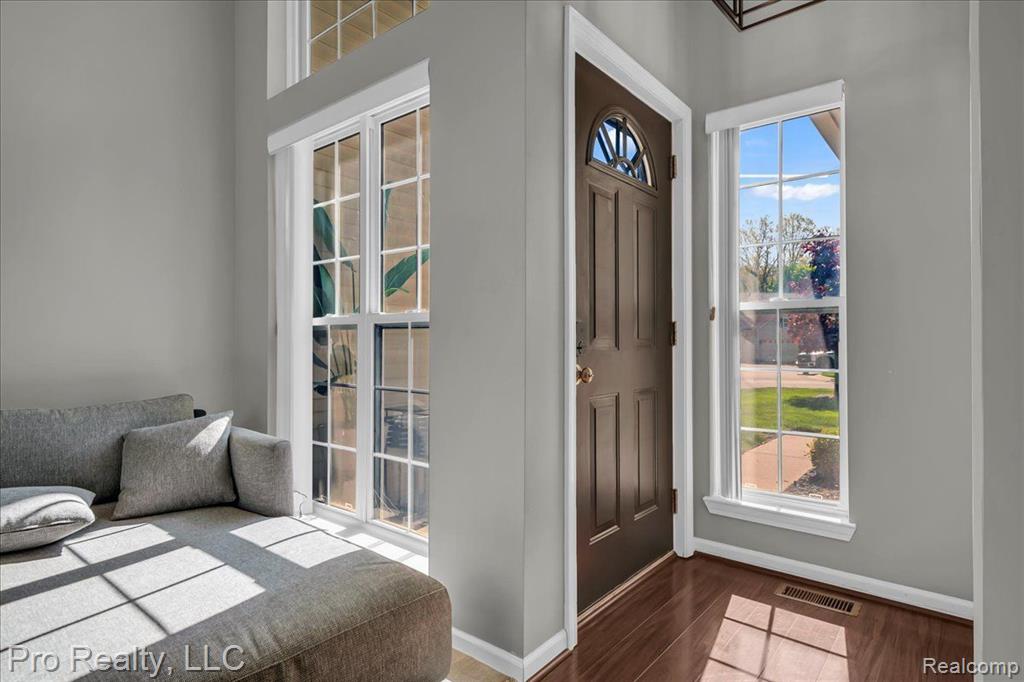 863 CALPERNIA, Wixom, MI 48393 — Photo 3