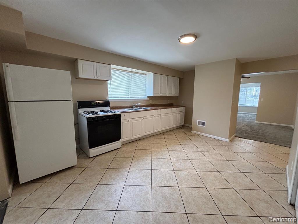7591 PAIGE Avenue, Warren, MI 48091 — Photo 4