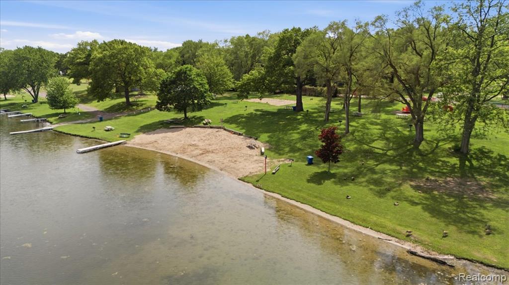 5685 Crescent Road, Waterford, MI 48327 — Photo 39