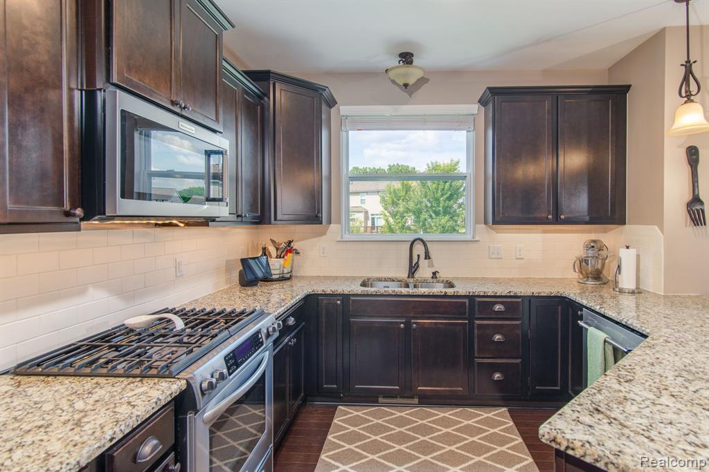 58096 SUNFLOWER Circle S, New Hudson, MI 48165 — Photo 5